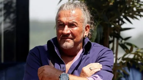 Portret glumca Dragana Marinkovića Mace u ljubičastoj košulji