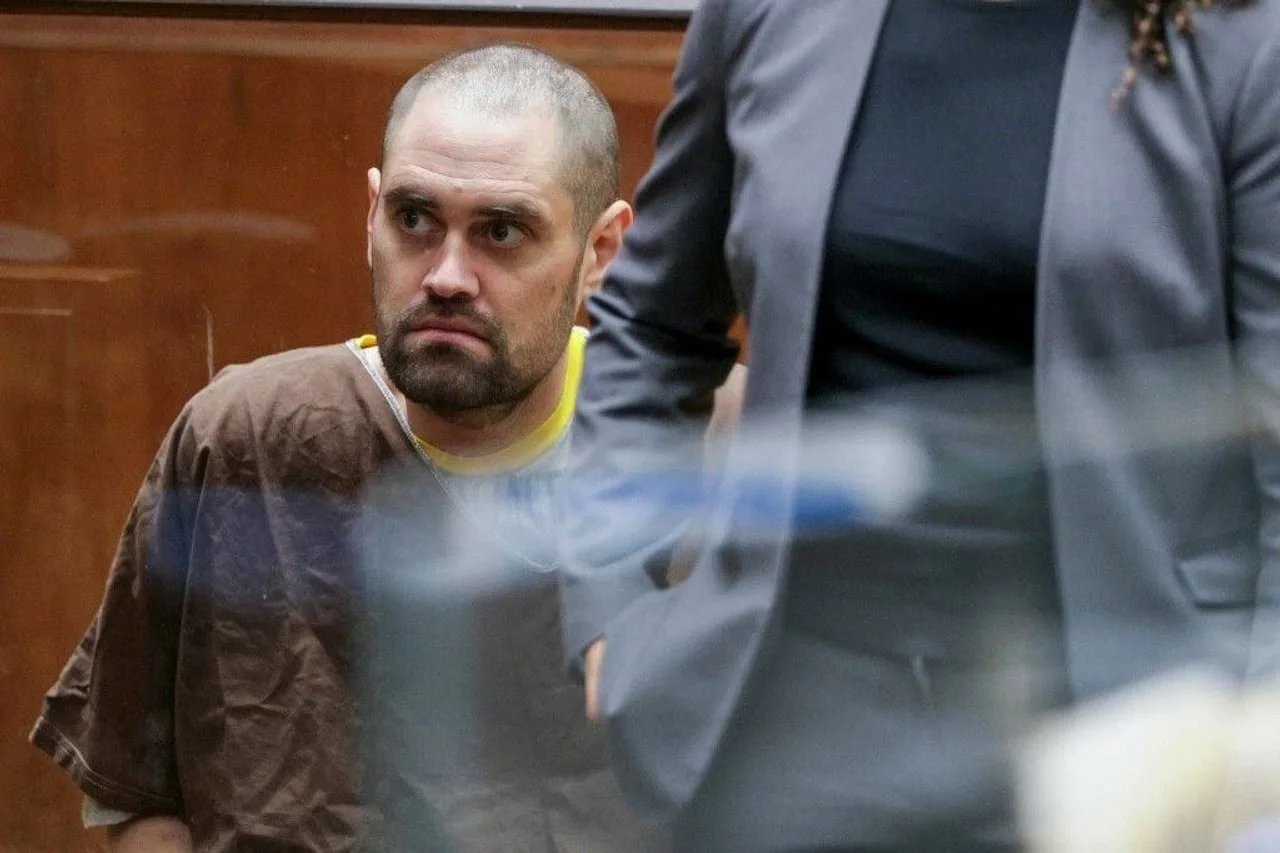 Nick Reiner u smeđoj zatvorskoj odjeći sjedi u sudnici ozbiljnog izraza lica.