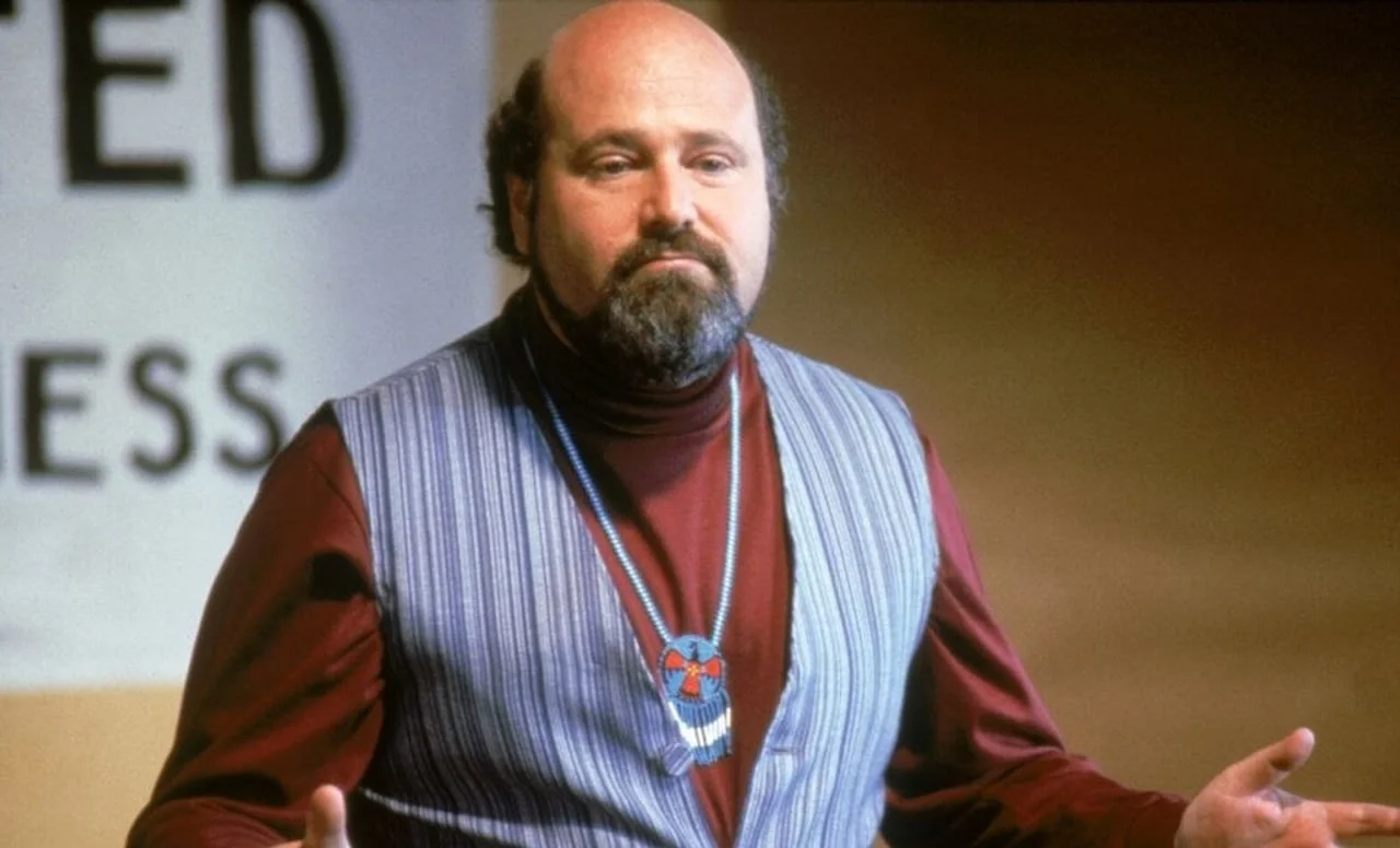 Mladoliki Rob Reiner s bradom i prslukom u sceni iz starijeg filma.