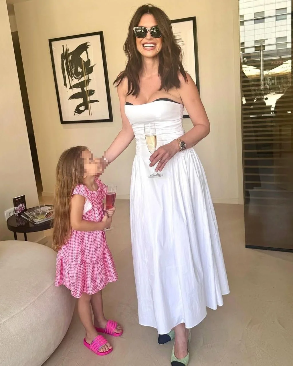 Iva Jerković u bijeloj haljini stoji pored kćeri u ružičastoj haljinici