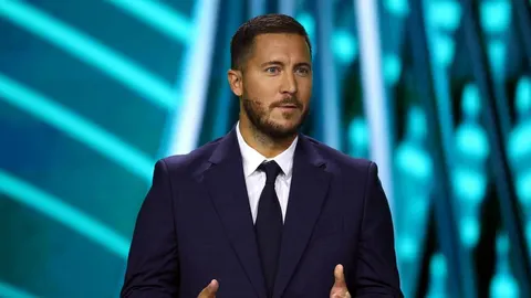 Eden Hazard u tamnoplavom odelu i crnoj kravati