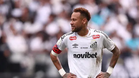 Neymar u bijelom dresu Santosa s kapetanovom trakom na ruci