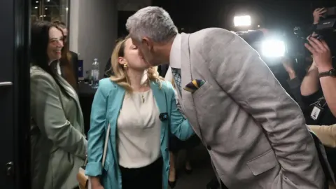 Marija Selak Raspudić i Nino Raspudić u poljupcu ispred fotoreportera