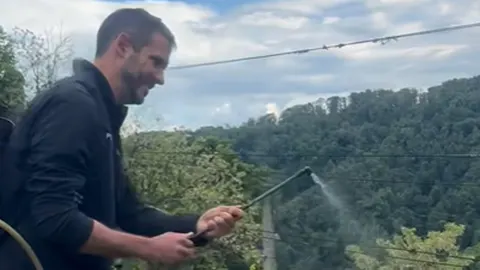 Boris Rogoznica prska vinograde s uređajem za zaštitu loze