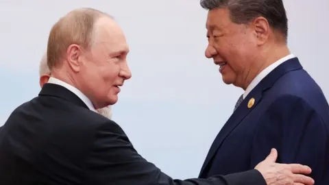 Vladimir Putin i Xi Jinping u odelima stoje jedan nasuprot drugoga