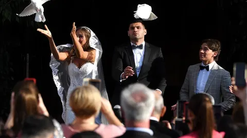 Mlada i mladoženja Filip Hrgović s golubima u zraku