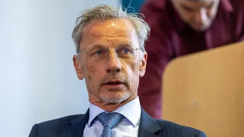 Portret guvernera Borisa Vujčića u odelu i naočalama