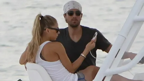 Enrique Iglesias i Anna Kournikova na brodu tijekom sunčanog dana.