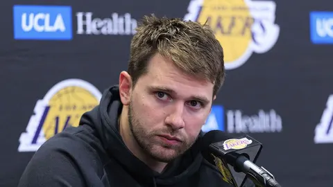 Luka Dončić u crnoj kapi za glavu na konferenciji za medije
