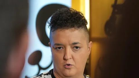 Portret pjevačice Marije Šerifović s ozbiljnim izrazom lica