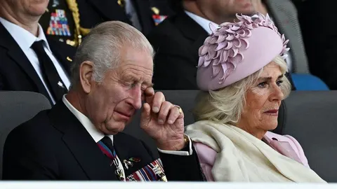 Kralj Čarls III. i kraljica Camilla sjede na tribinama