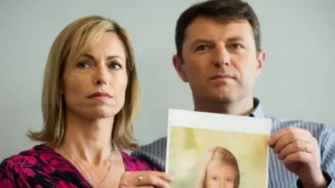 Gerry i Kate McCann drže fotografiju svoje nestale kćeri Madeleine