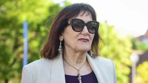 Portret Dubravke Šuice s tamnim sunčanim okularima i bijelim sako-kaputom