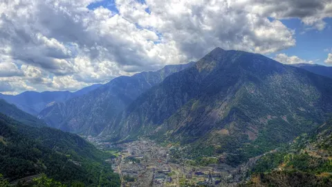 Panoramski pogled na grad Andoru smješten u dolini između visokih planina Pireneja