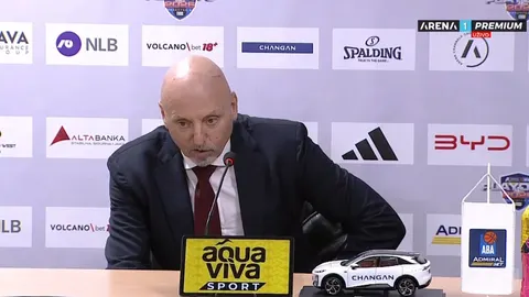 Trener Saša Obradović u tamnom odelu sjedi za stolom na novinarskoj konferenciji