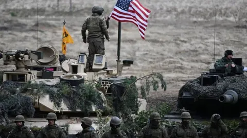Američki vojnici i oklopna vozila s istaknutom zastavom SAD-a