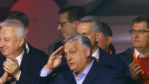 Grupa muškaraca u odelima na službenom političkom događaju u Mađarskoj