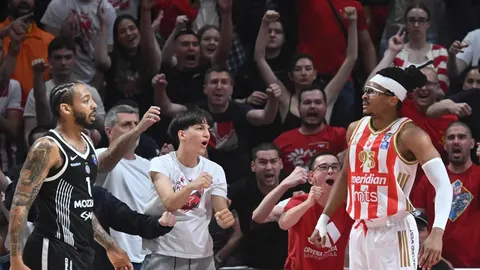 Košarkaš Čima Moneke u dresu Crvene zvezde na terenu pred navijačima