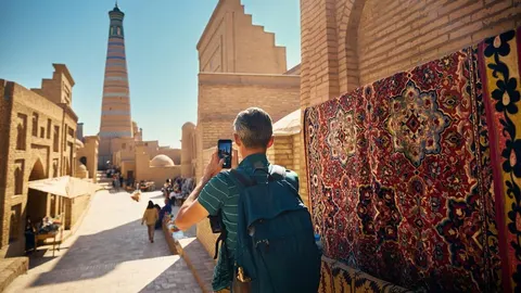 Turist s ruksakom fotografiše minaret i tepihe u Uzbekistanu