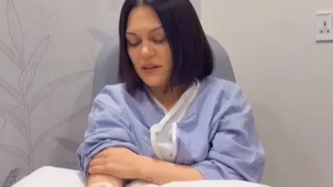 Glazbenica Jessie J u plavom bolničkom ogrtaču