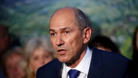 Portret Janeza Janše u tamnoplavom odelu i plavoj kravati