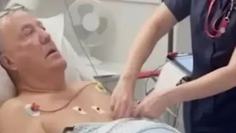 Jeremy Clarkson leži u bolničkom krevetu s elektrodama na prsima