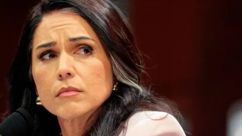 Portret Tulsi Gabbard s ozbiljnim izrazom lica