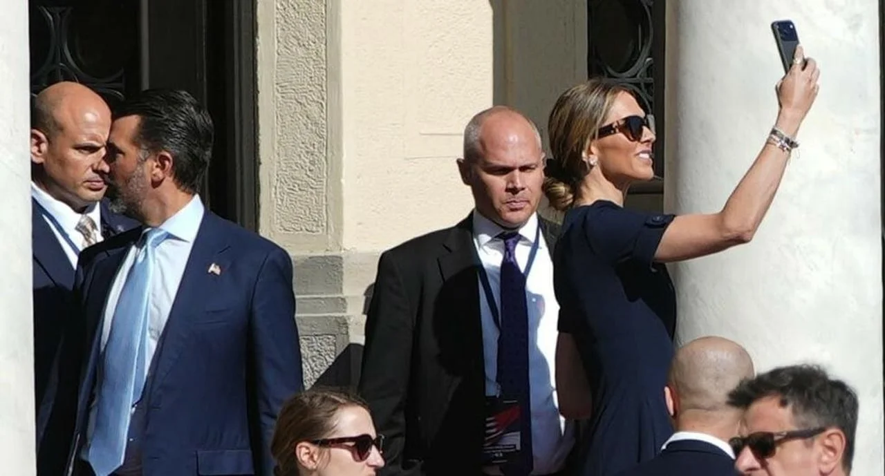 Bettina Anderson u plavoj haljini snima selfie mobilnim telefonom