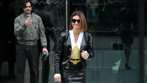 Penelope Cruz u crnoj kožnoj jakni i sunčalima na ulici