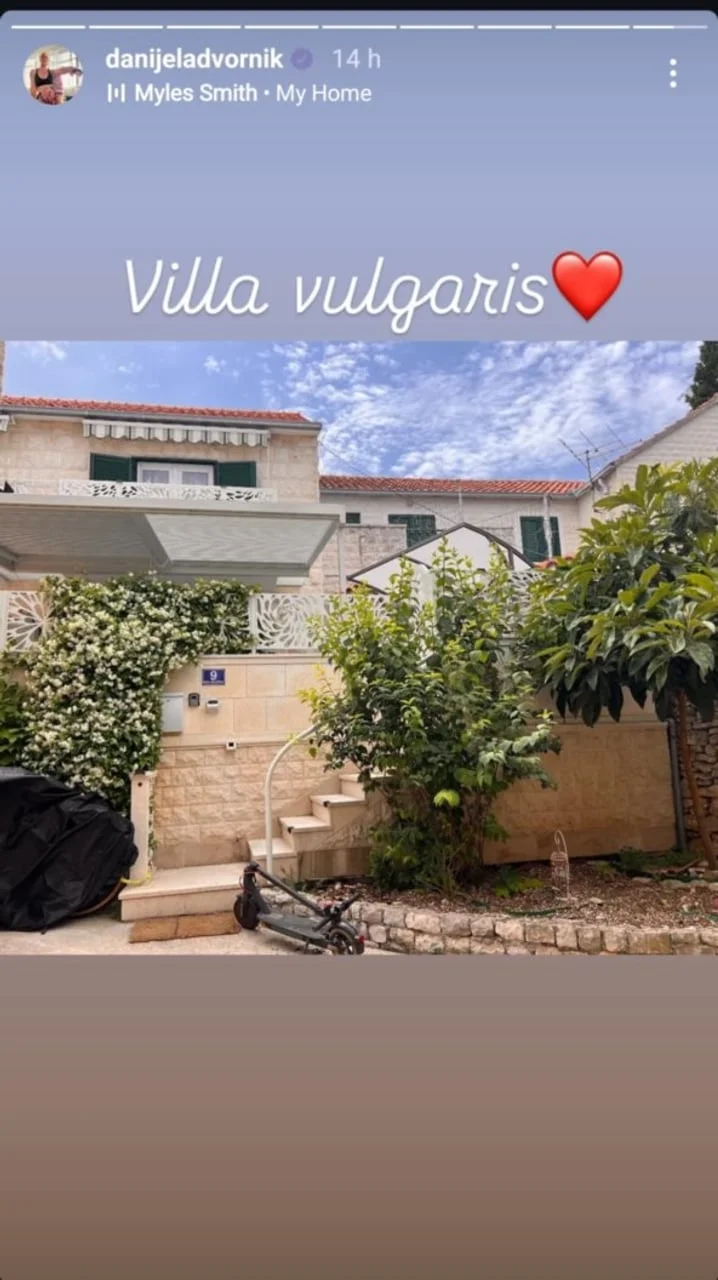Kamena kuća s ulaznim stepenicama i zelenilom, natpis Villa Vulgaris