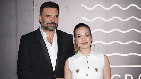 Ivan Bosiljčić u crnom crnom odelu i Jelena Tomašević u beloj košulji