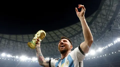 Lionel Messi slavi s trofejem Svjetskog prvenstva u rukama