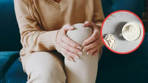 Žena drži koleno rukama uz krug koji prikazuje kolagen u prahu i kapsule