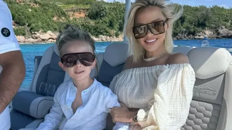 Maja Šuput i njezin sin Bloom s narančastim naočalama na brodu