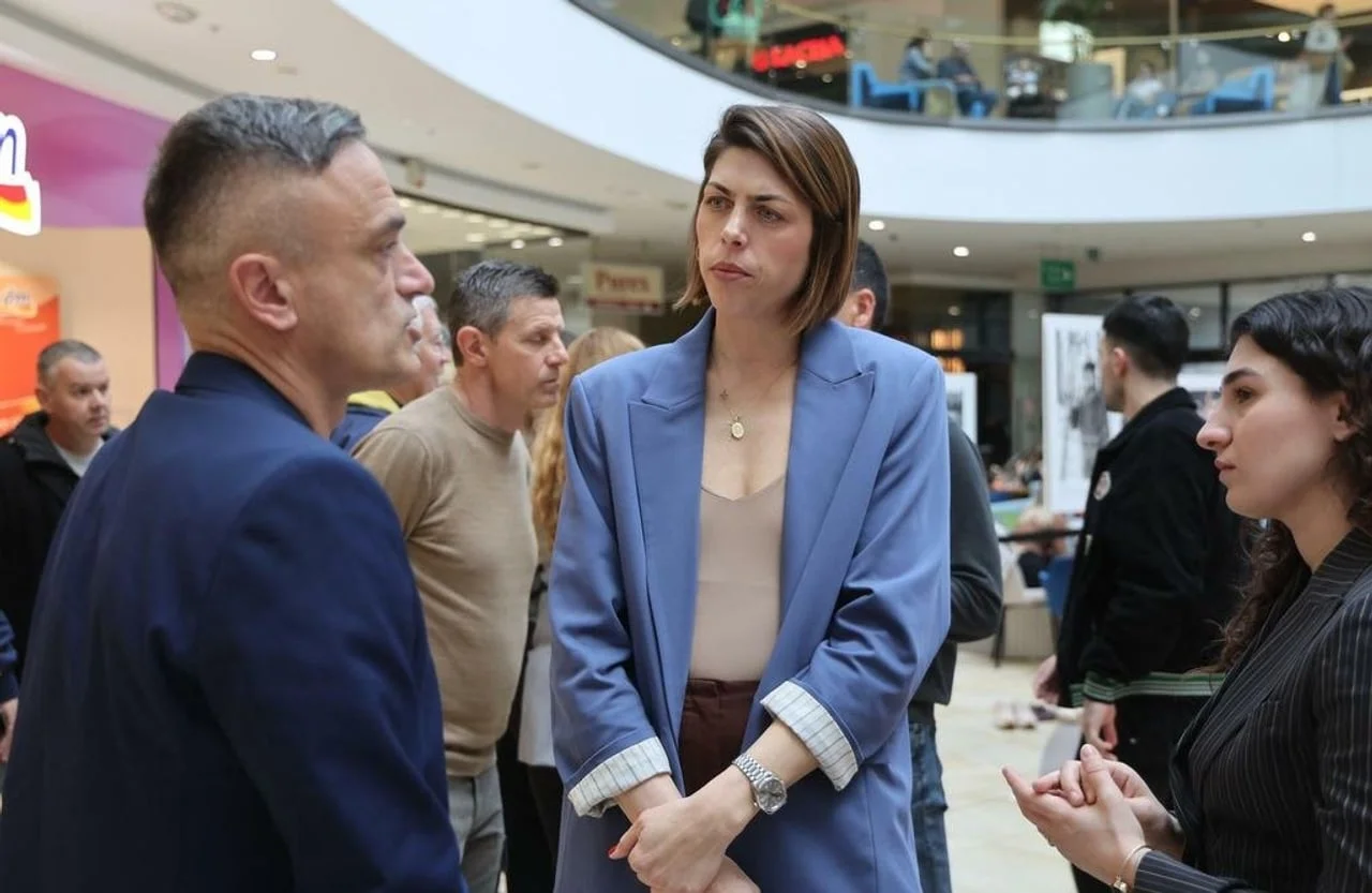Blanka Vlašić u plavom sakou razgovara s ljudima u prostoru