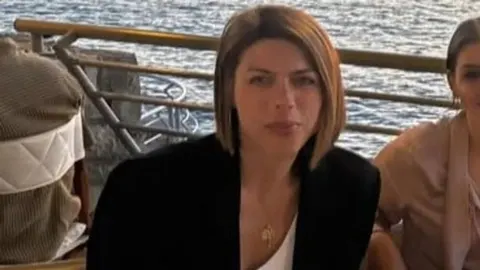 Blanka Vlašić u crnom saku pored mora u Dubrovniku