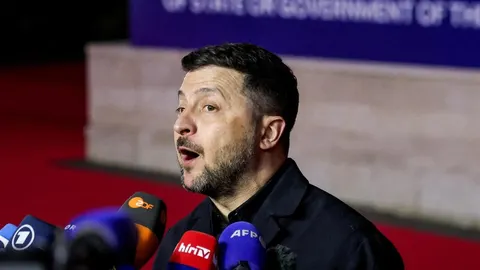 Ukrajinski predsjednik Volodimir Zelenski govori pred mikrofonima novinara