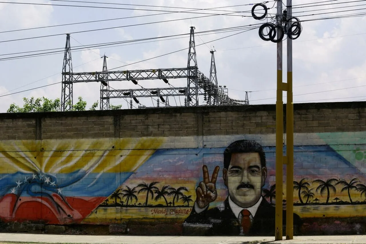 Zidni mural s portretom Nikolasa Madure i zastavom Venezuele