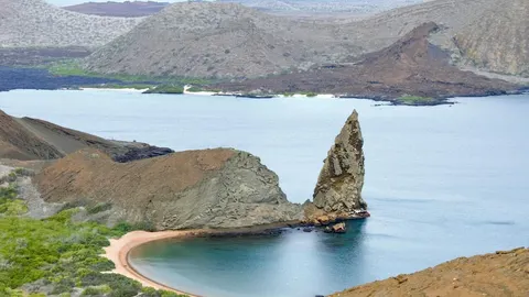 Pogled na stjenovitu obalu i oštri greben u plavom oceanu