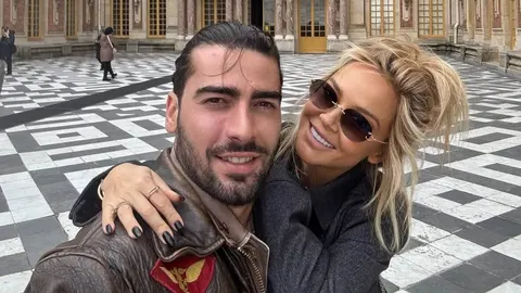 Selfie pjevača Šime Eleza i pjevačice Maje Šuput ispred palače