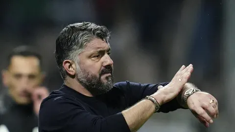 Portret Gennaro Gattusa s bradom u crnom dresu koji gestikulira rukama