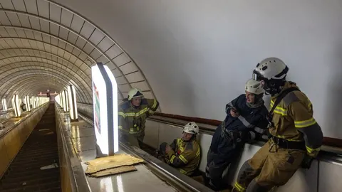 Grupa vatrogasaca u zaštitnoj opremi u prolazu podzemne željeznice