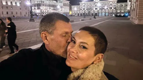Leonarda Lončar s kratko obrijanom kosom i partnerom na trgu
