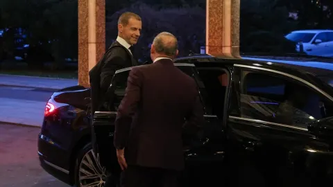 Aleksander Čeferin izlazi iz crnog automobila ispred hotela u Zagrebu.