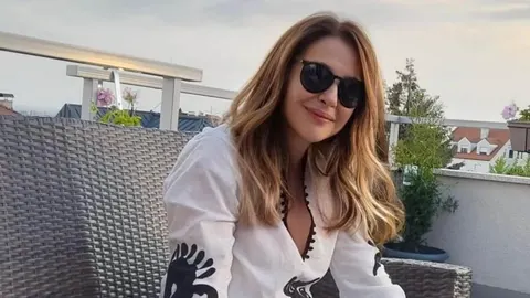 Portret glumice Sanje Vejnović s sunčanim naočalama na terasi