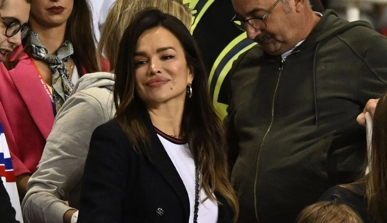 Severina u crnom saku i bijeloj majici na javnom događaju