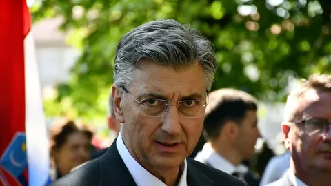 Portret Andreja Plenkovića u crnom odelu i naočalama