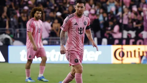 Lionel Messi u ružičastom dresu Inter Miamija na nogometnom terenu