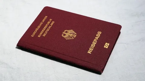 Crvena njemačka putovnica s zlatnim natpisom Reisepass i grbom države