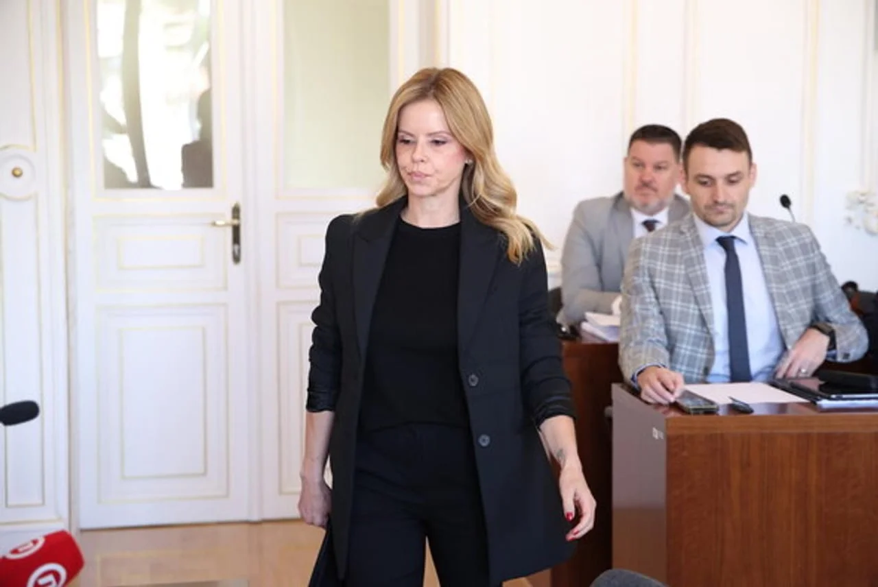 Ana Šikić u crnom odelu pred sudom u Osijeku